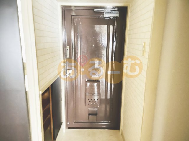 地下鉄御堂筋線 江坂駅 徒歩4分 8階建 築48年の玄関写真