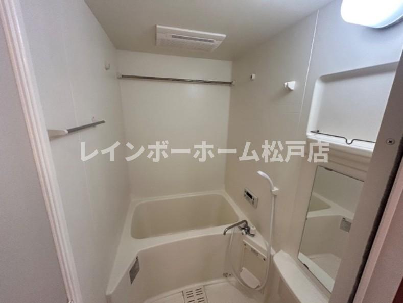 バス・シャワールーム　落ち着いた空間のお風呂です