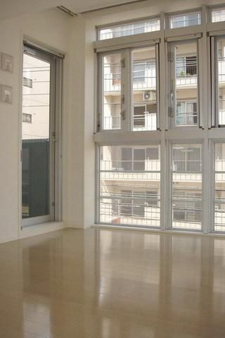その他部屋・スペース　大きな窓があり明るい室内です。