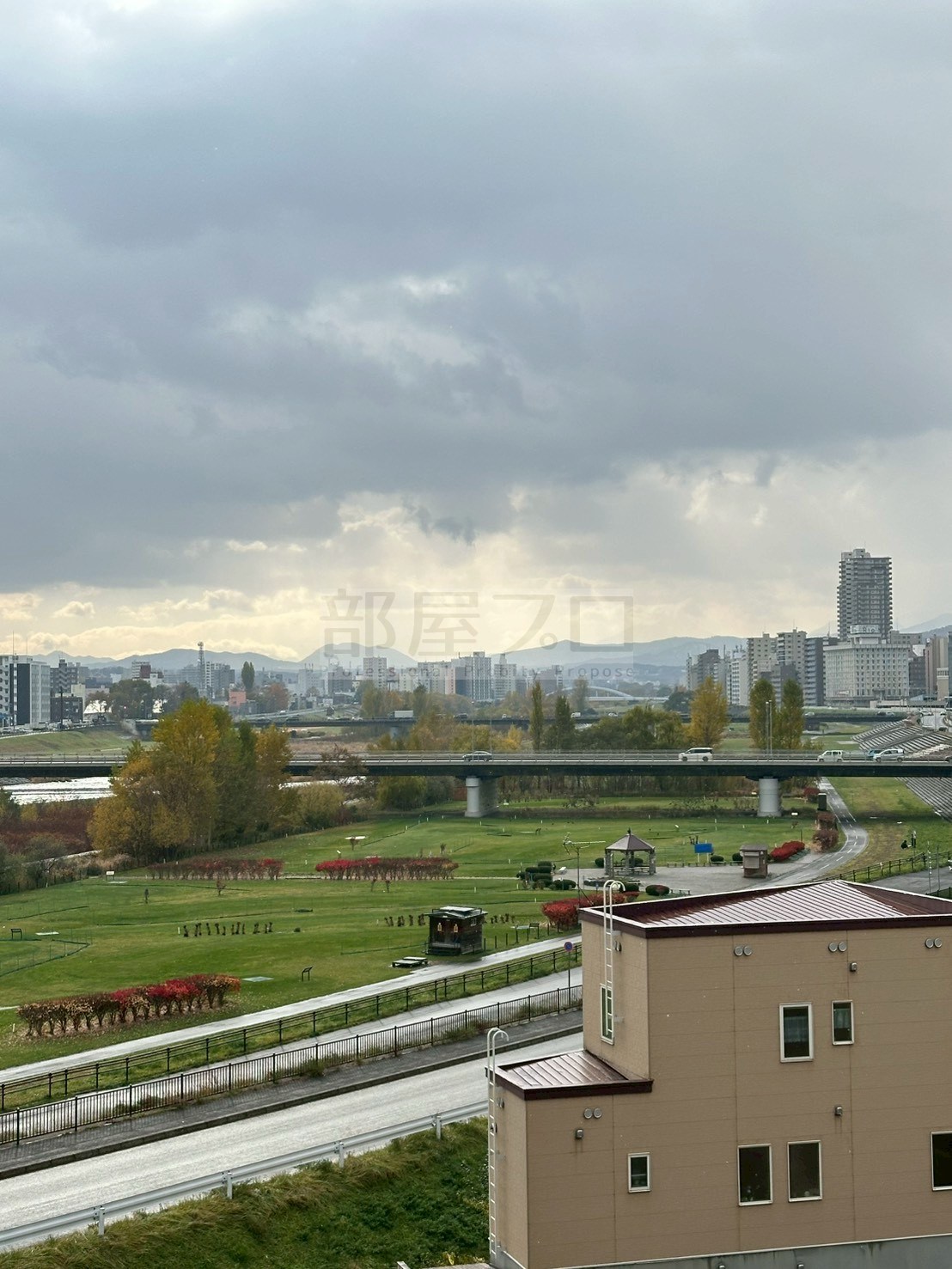 眺望　バルコニーから少し覗くと豊平川も見えます