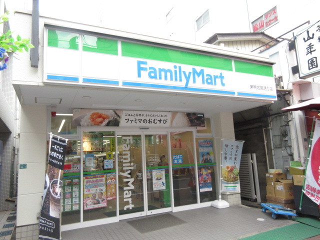コンビニ　ファミリーマート巣鴨地蔵通り店（コンビニ）まで610m