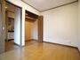 居室・リビング　二階のお部屋ですので、明るいお部屋でございます☆