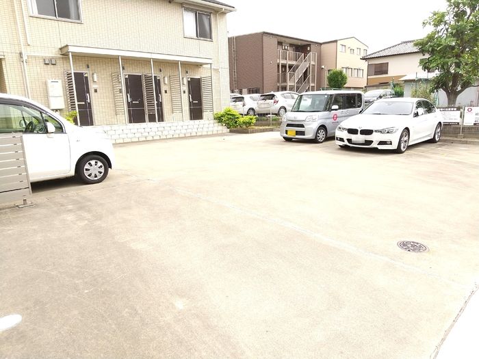 駐車場　駐車場があるので、車を買う予定の方も安心です