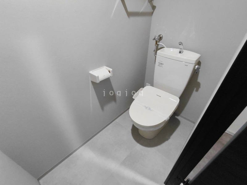 トイレ　嬉しい温水洗浄便座付きのトイレです。