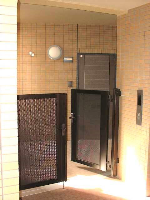 NEWS弐番館の玄関写真