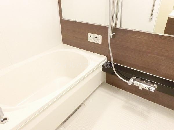 バス・シャワールーム　浴室乾燥機、追い焚き機能付きバス！