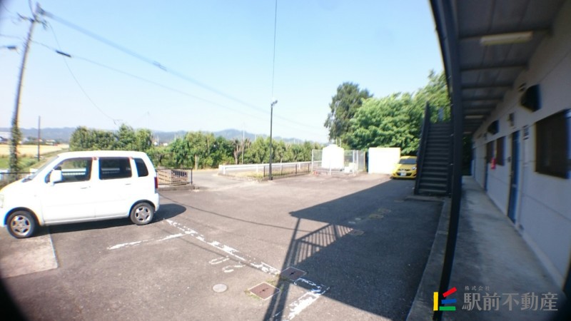 駐車場　別角度の外観