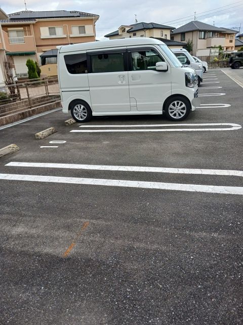 【ネオ　コスモスの駐車場】