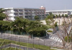 【メイプルパークスクエア西2番街の小学校】