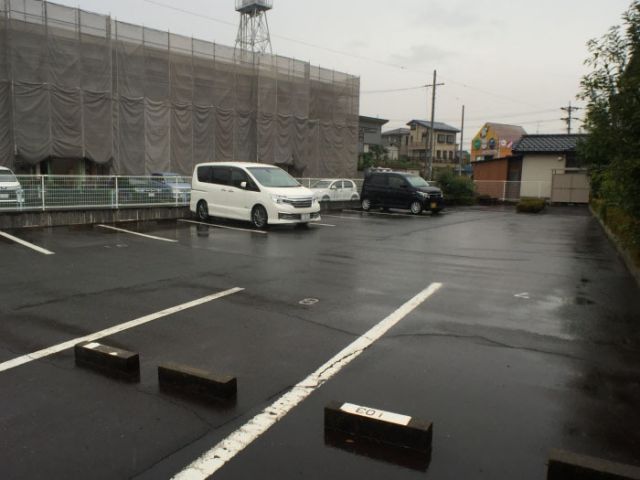 【岐阜市清本町のアパートの駐車場】