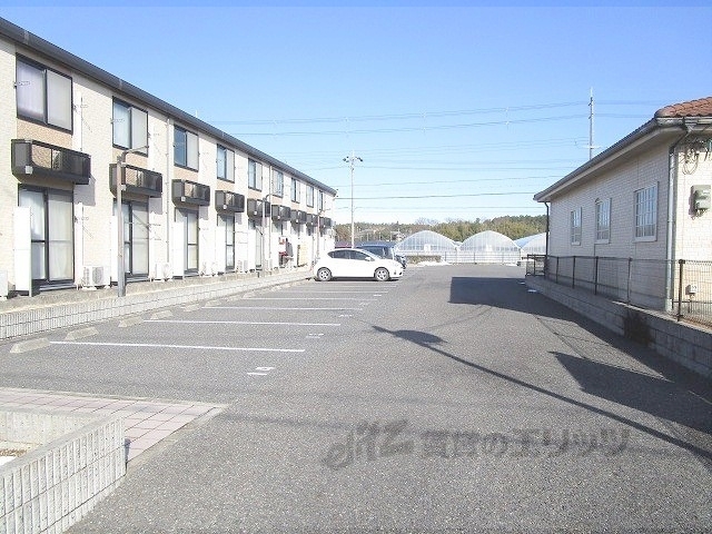 【蒲生郡日野町大字松尾のアパートの駐車場】