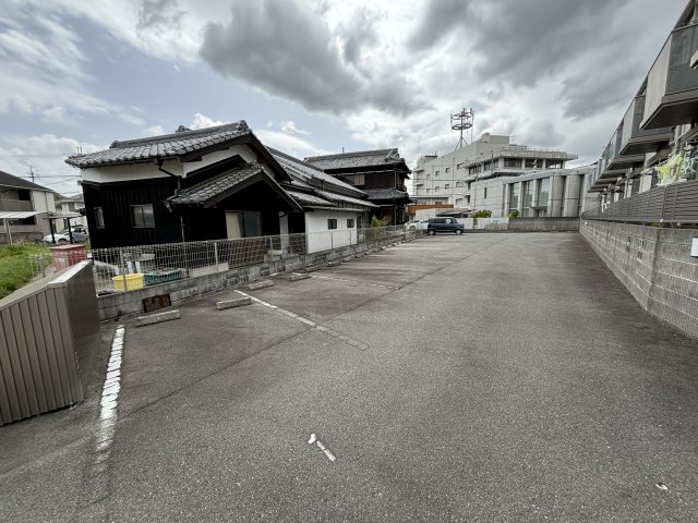 【ハイツ栗田の駐車場】