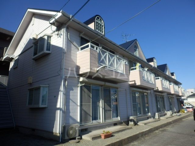 厚木市妻田南のアパートの建物外観