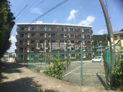 海南市下津町小原のマンションの建物外観