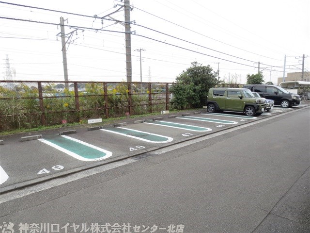 【東本郷9号棟の駐車場】