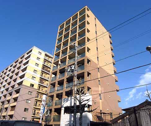 【京都市下京区西七条比輪田町のマンションの建物外観】