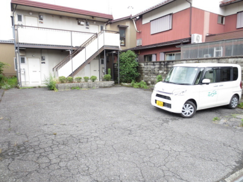 【彦根市京町のアパートの駐車場】