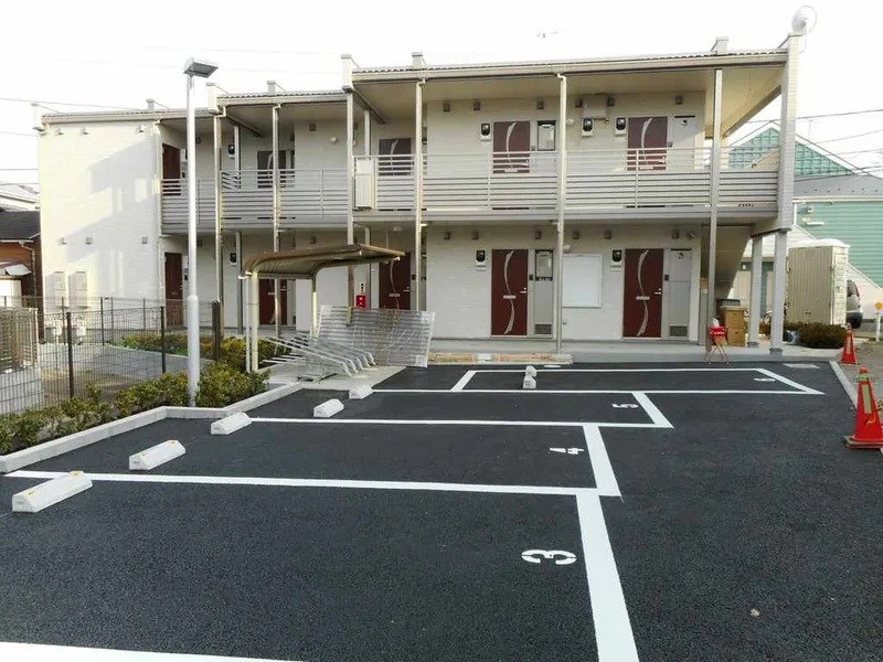 【クレイノ湘南美住町の駐車場】