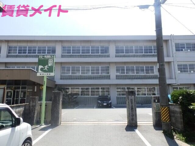 【松阪市高町のマンションの小学校】