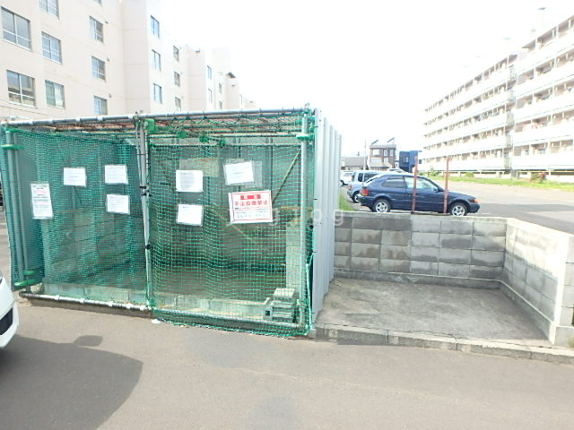 【札幌市手稲区富丘一条のマンションの駐車場】