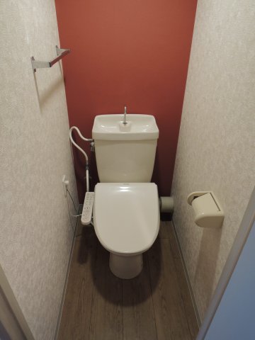 トイレ　温水洗浄便座付き【ジュネス桜ヶ丘】