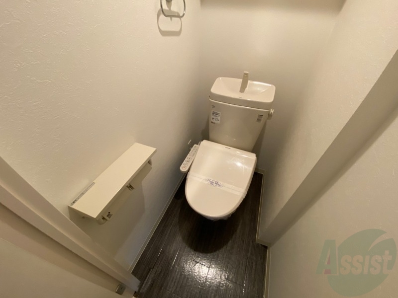 トイレ　トイレです。タオル掛けもついて便利ですね。