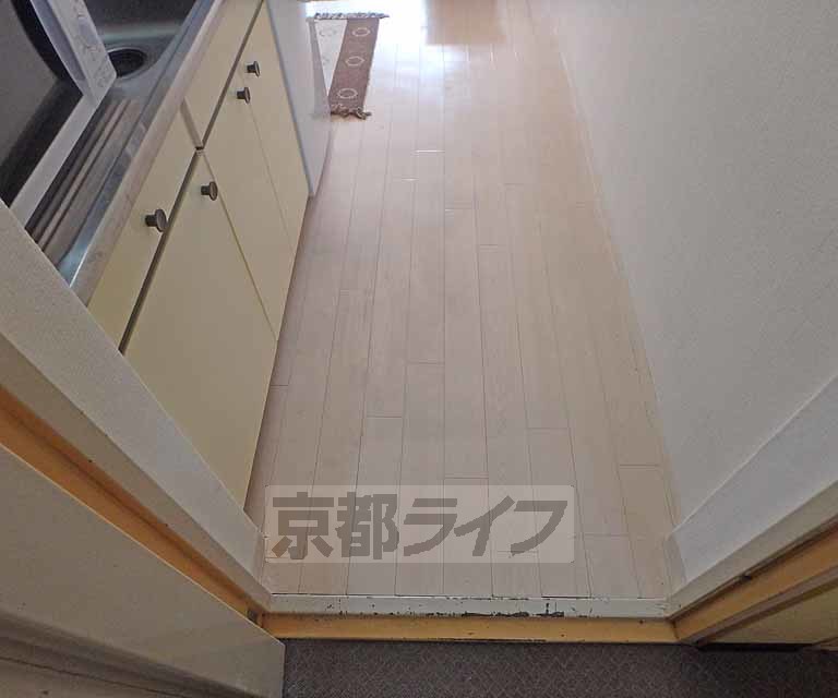 玄関　共用玄関で靴を脱く仕様です。