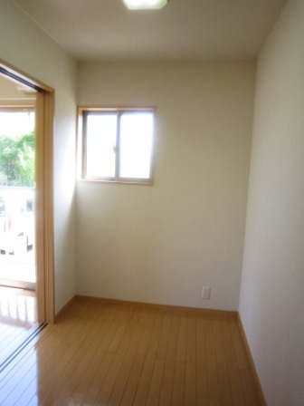 居室・リビング　３帖のサービスルーム付き