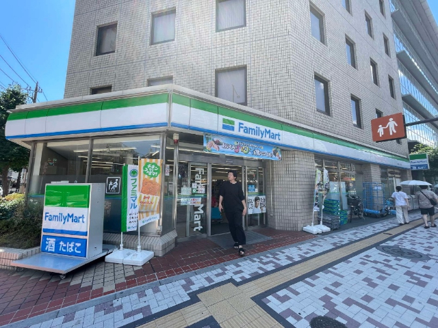コンビニ　ファミリーマート目黒東山一丁目店（コンビニ）まで213m