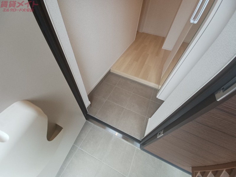 玄関　同型反転部屋写真です。