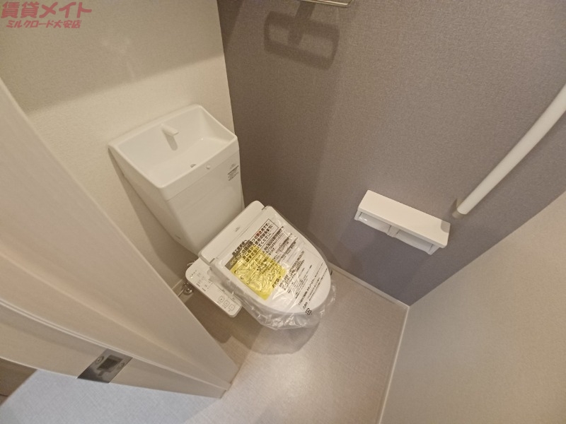 トイレ　同型反転部屋写真です。