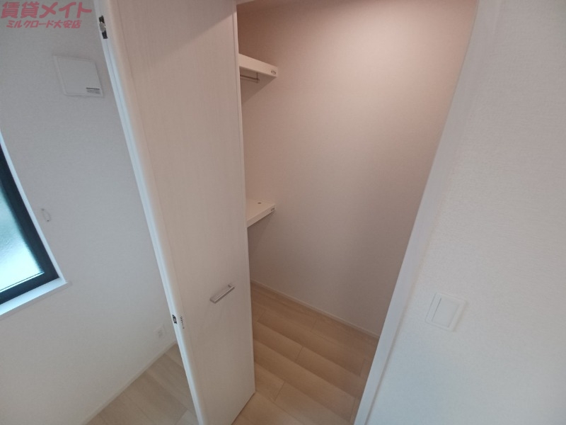 収納　同型反転部屋写真です。