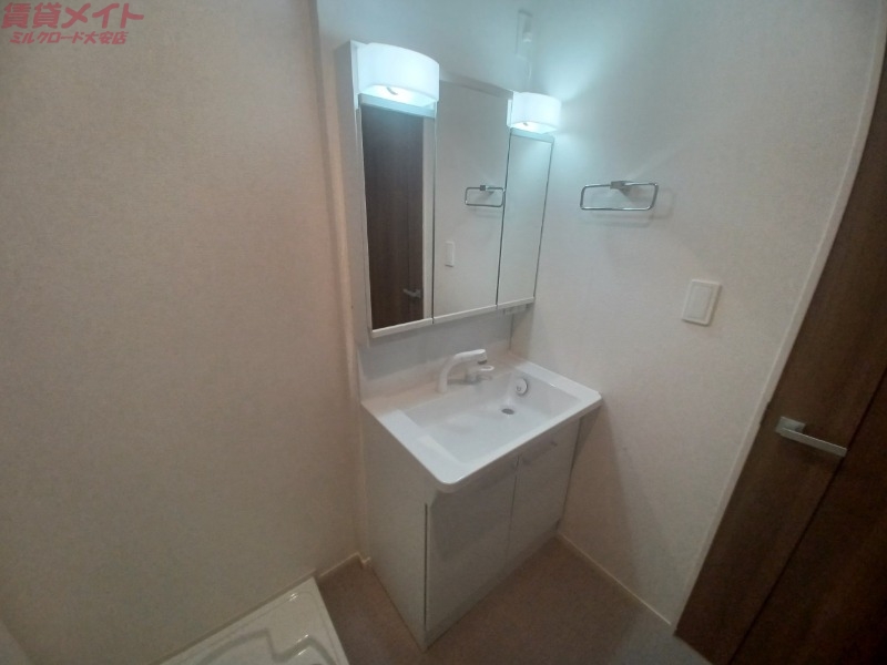 洗面設備　同型反転部屋写真です。