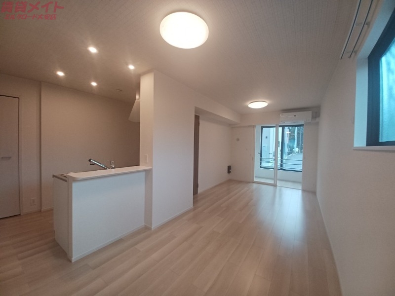 居室・リビング　同型反転部屋写真です。