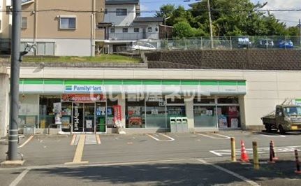 コンビニ　ファミリーマート 茨木南春日丘店（コンビニ）まで731m