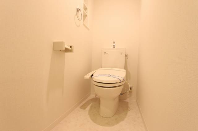 トイレ　白基調の綺麗な色合いです