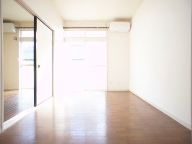 居室・リビング　6帖の洋室。明るいです。