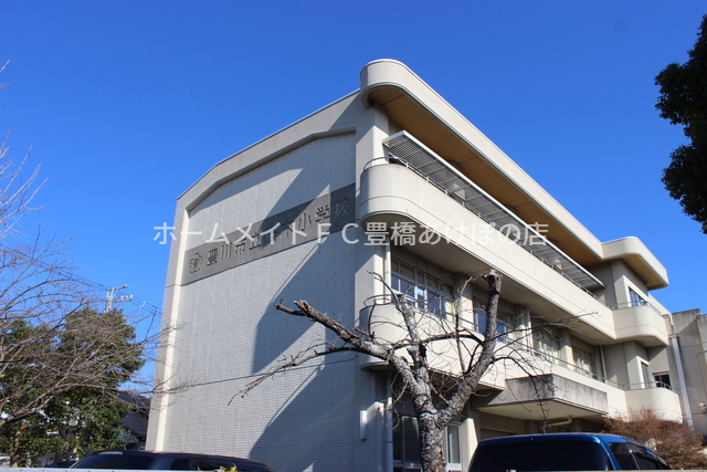 小学校　豊川市立桜木小学校（小学校）まで708m