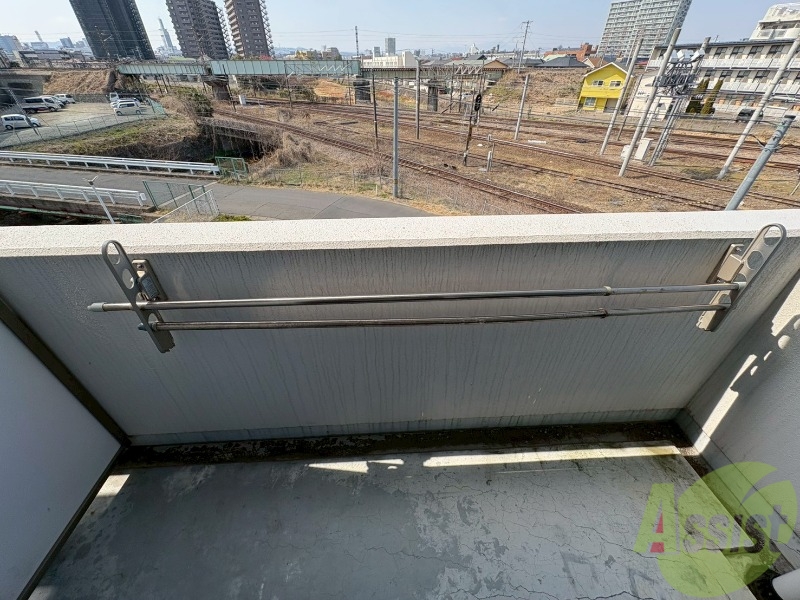 バルコニー　バルコニーに物干しがあるので洗濯物が干せます。