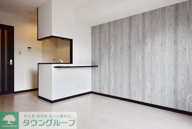 居室・リビング　アクセントクロスのおしゃれなお部屋