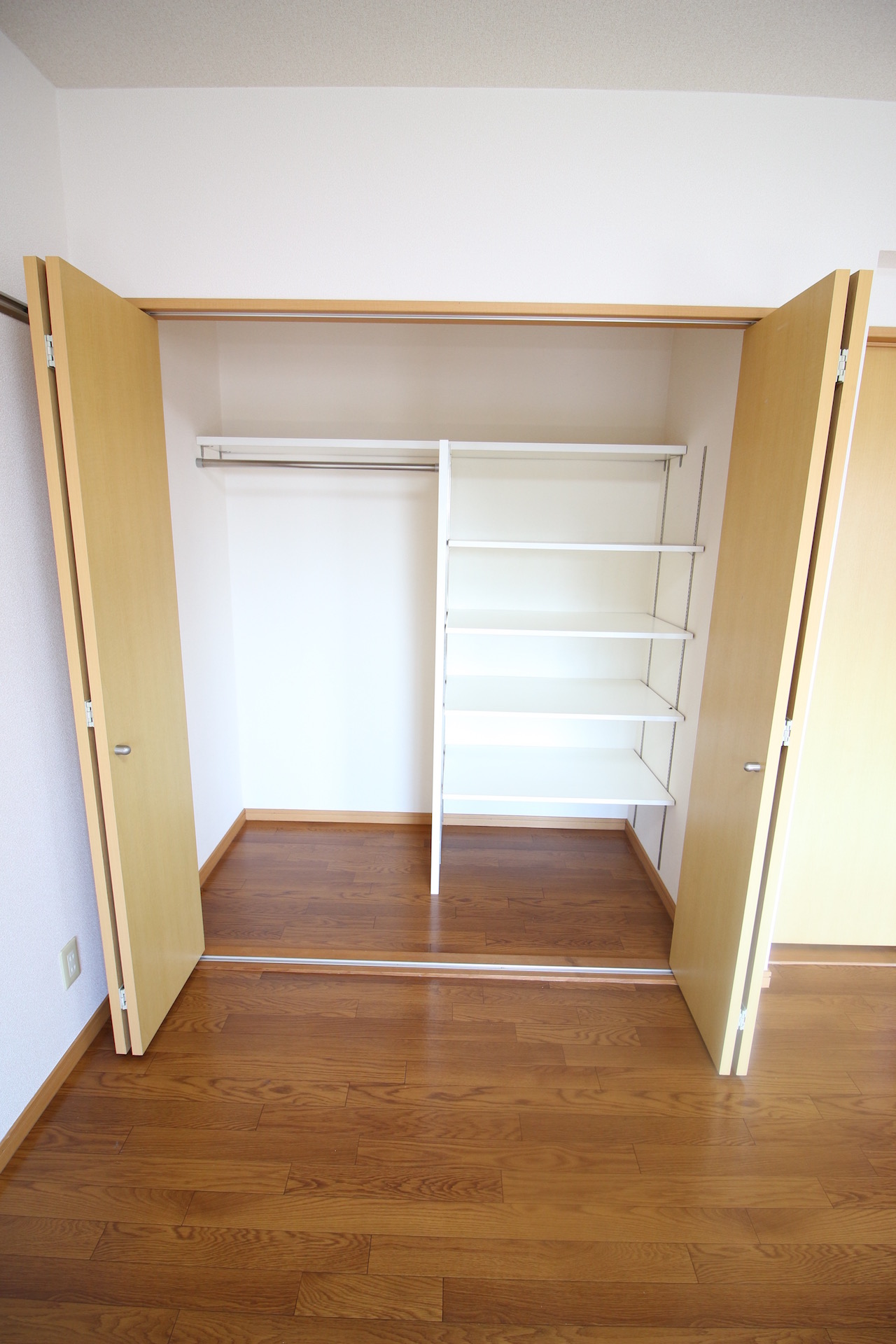 収納　クローゼット、収納棚付き（写真は別室）