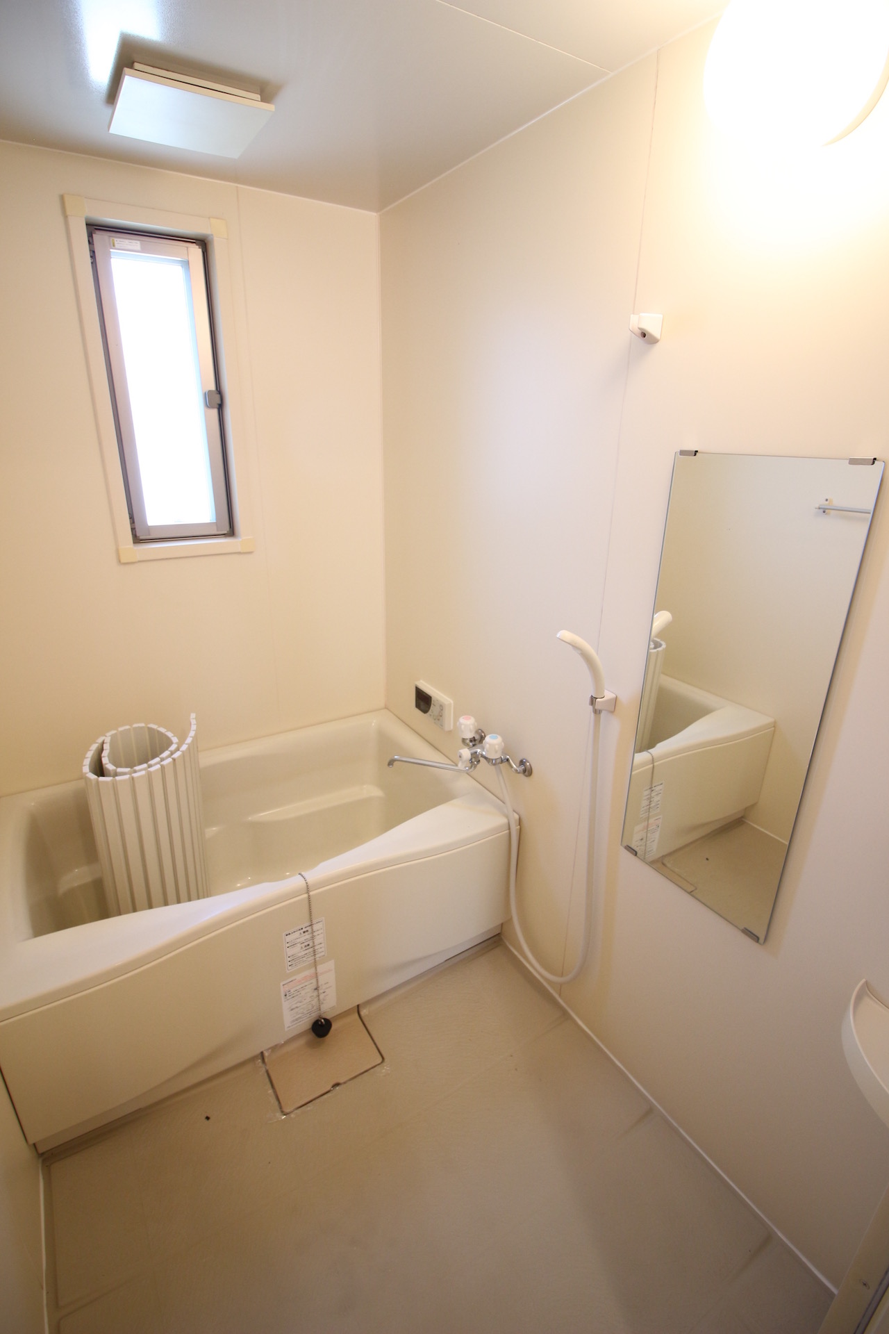 バス・シャワールーム　追焚き機能付バス（写真は別室）