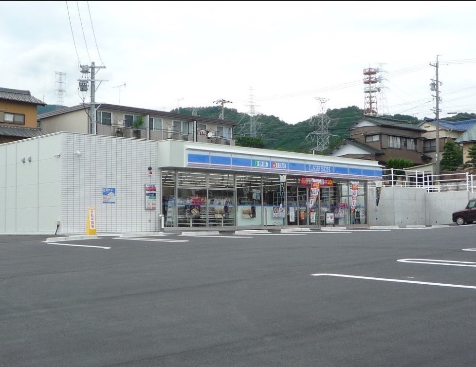 コンビニ　ローソン新城本宮道店（コンビニ）まで897m