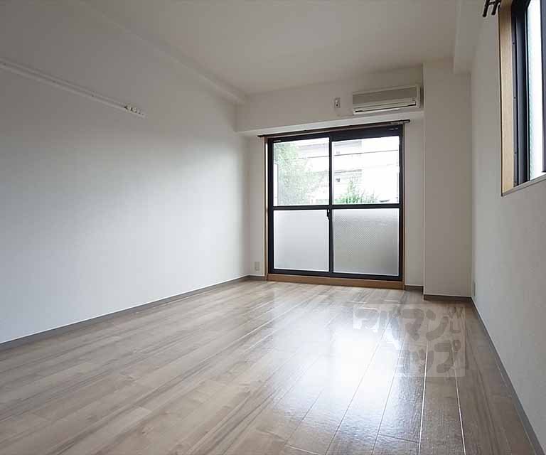 居室・リビング　広々した洋室