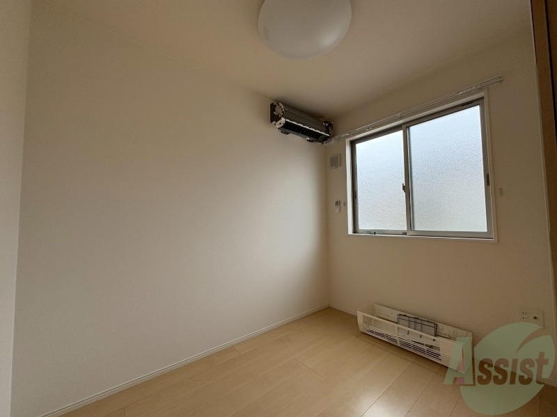 その他部屋・スペース　こちらは３．３帖の洋室になります。エアコン付きです。