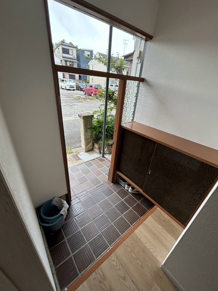 新田1丁目戸建の玄関写真