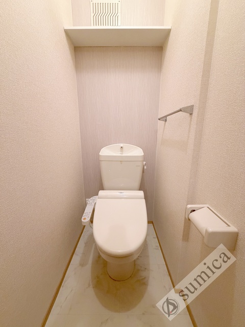 トイレ　人気アイテムの温水洗浄便座。清潔感のあるトイレです。