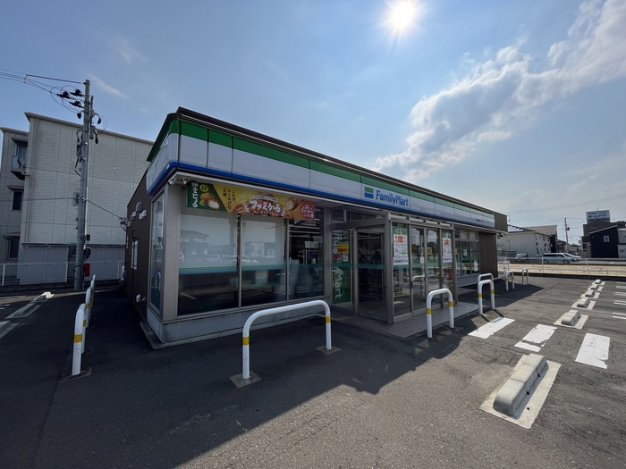 コンビニ　ファミリーマート名取美田園7丁目店（コンビニ）まで550m
