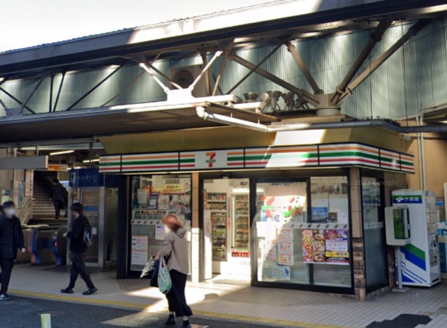 コンビニ　セブンイレブン小田急読売ランド前南口店（コンビニ）まで147m