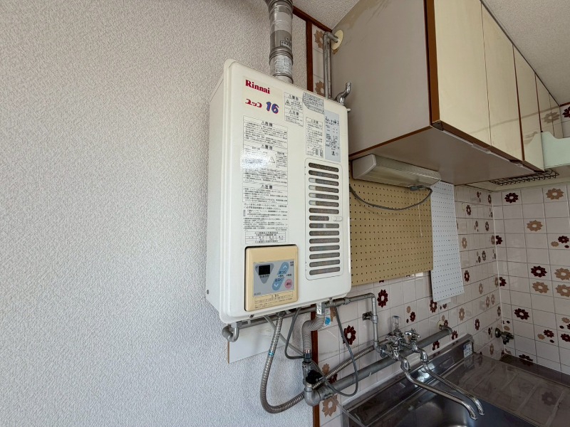その他設備　こちらの給湯器でお湯をあたためてくれますよ